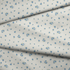 Patrón de flores azules pequeñas sobre fondo de rayas beige y blanco, estilo delicado y fresco fabric fold mockup