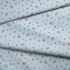 Patrón de rayas azul cielo con flores rosadas pequeñas dispersas sobre fondo blanco fabric fold mockup