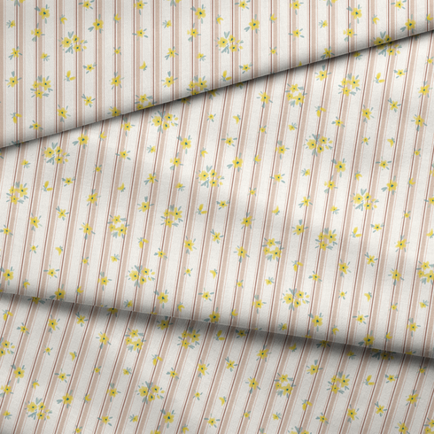 Patrón delicado con flores amarillas pequeñas sobre fondo de rayas rosado y crema suave fabric fold mockup