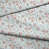 Patrón floral coral y gris sobre rayas azul cielo, flores delicadas con hojas decorativas fabric fold mockup