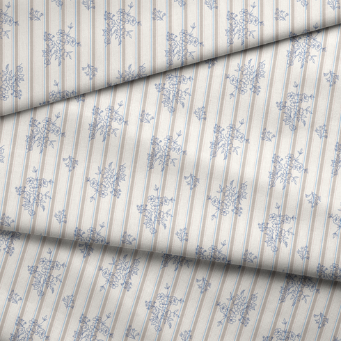 Patrón de rayas verticales con motivos florales delicados en tonos azules sobre fondo crema fabric fold mockup