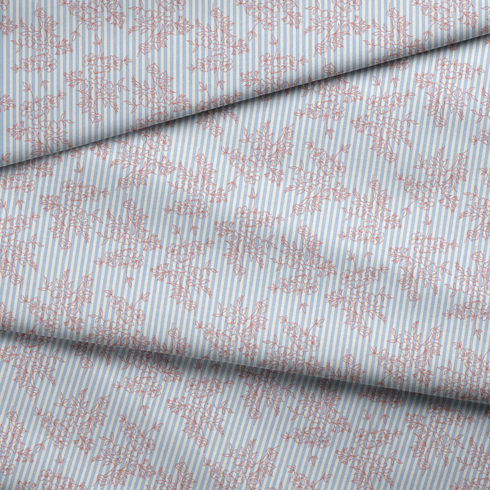 Patrón de rayas verticales azul cielo con delicadas flores rosado pálido dispersas fabric fold mockup