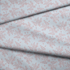 Patrón de rayas verticales azul cielo con delicadas flores rosado pálido dispersas fabric fold mockup