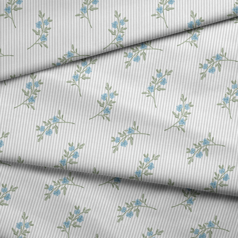 Patrón floral azul con ramas delicadas sobre fondo de rayas blancas y grises, estilo botánico fabric fold mockup