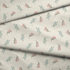 Patrón de rayas beige con flores rosadas y azules delicadas sobre fondo de líneas verticales fabric fold mockup