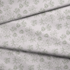Patrón de líneas rosado pálido con flores estilizadas beige sobre fondo rayado vertical fabric fold mockup