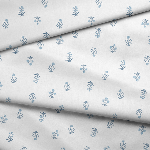 Patrón delicado con pequeñas ramas azules dispersas sobre fondo blanco, estilo botánico minimalista fabric fold mockup