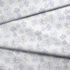 Patrón de flores estilizadas en líneas moradas sobre fondo blanco, diseño floral minimalista y delicado fabric fold mockup