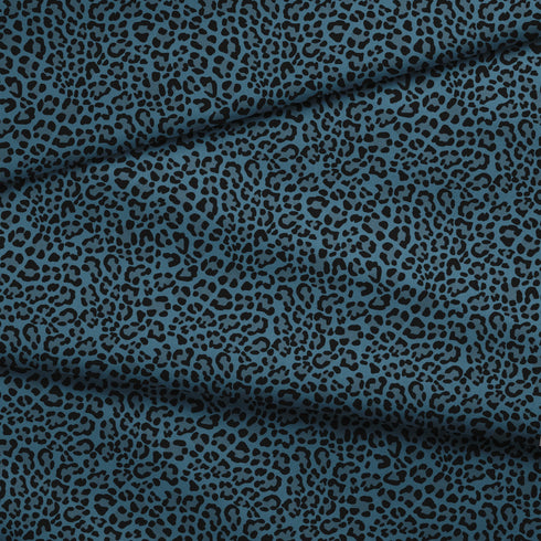 Estampado animal print de leopardo en negro sobre fondo azul petróleo fabric fold mockup