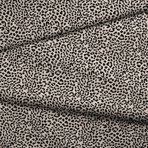 Estampado de pepas negras estilo leopardo sobre fondo beige fabric fold mockup
