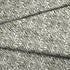 Estampado abstracto con rayas curvas en verde oliva sobre fondo blanco, estilo moderno fabric fold mockup