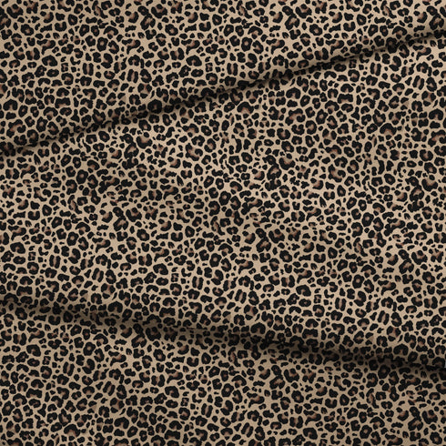 Estampado animal print de leopardo en café y beige sobre fondo negro fabric fold mockup