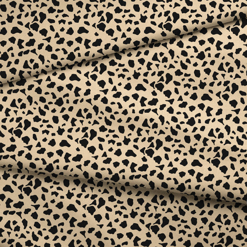Patrón de pepas irregulares negras sobre fondo beige estilo animal print fabric fold mockup