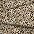 Patrón de pepas irregulares negras sobre fondo beige estilo animal print fabric fold mockup