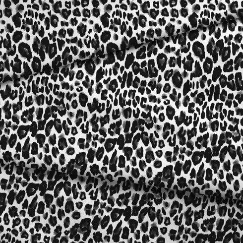 Patrón de leopardo negro sobre fondo blanco con manchas irregulares distribuidas verticalmente fabric fold mockup
