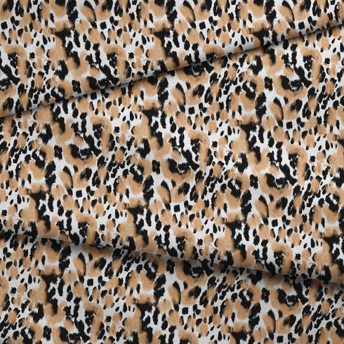 Estampado animal print en negro, café y blanco con manchas difuminadas estilo leopardo fabric fold mockup