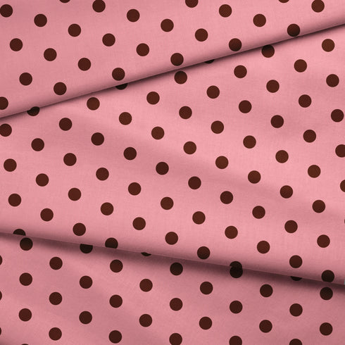 Patrón de pepas café sobre fondo rosado