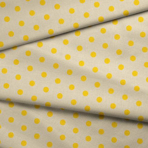 Pepas amarillas sobre fondo beige claro