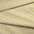 Pepas amarillas sobre fondo beige claro