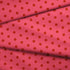 Fondo rosado con pepas café distribuidas uniformemente