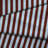 Franjas verticales anchas café oscuro sobre fondo gris claro
