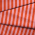 Rayas verticales en naranja quemado, rosado pálido y coral sobre fondo claro