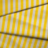 Rayas verticales en amarillo y beige sobre fondo claro