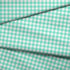 Patrón de cuadros turquesa y verde menta sobre fondo blanco en diseño geométrico regular