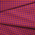 Patrón de cuadros en tonos morado, naranja y vino tinto con diseño geométrico repetitivo