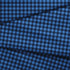 Patrón de cuadros en tonos azules y negro con efecto pixelado geométrico