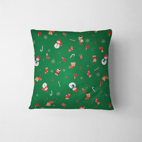 Patrón navideño sobre fondo verde con muñecos de nieve, calcetines, bastones de caramelo y copos de nieve fabric pillow mockup
