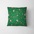 Patrón navideño sobre fondo verde con muñecos de nieve, calcetines, bastones de caramelo y copos de nieve fabric pillow mockup