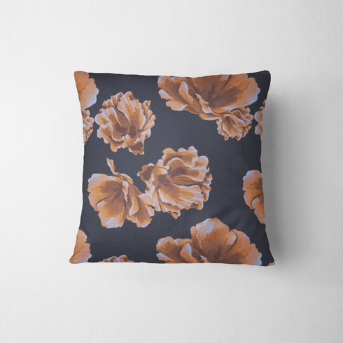 Flores estilizadas en tonos ocre y marrón sobre fondo negro oscuro, diseño artístico botánico decorativo fabric pillow mockup