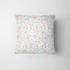 Patrón colorido de lápices y crayones dibujados en estilo lineal sobre fondo blanco fabric pillow mockup