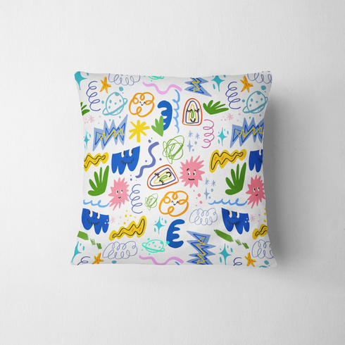 Coloridos dibujos doodle infantiles con formas abstractas, espirales, estrellas y líneas onduladas en azul, amarillo, rosa y verde. fabric pillow mockup