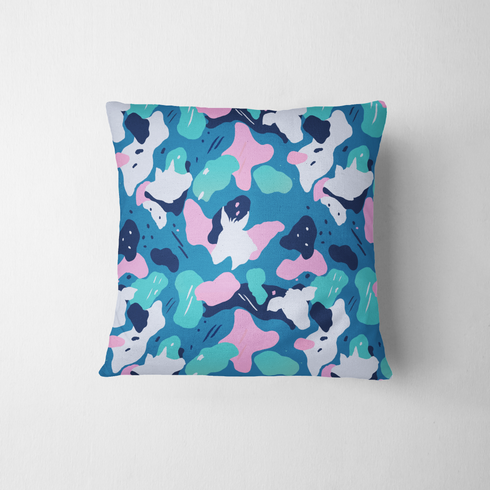 Patrón abstracto en tonos azul, turquesa, rosa y blanco con formas orgánicas superpuestas. fabric pillow mockup