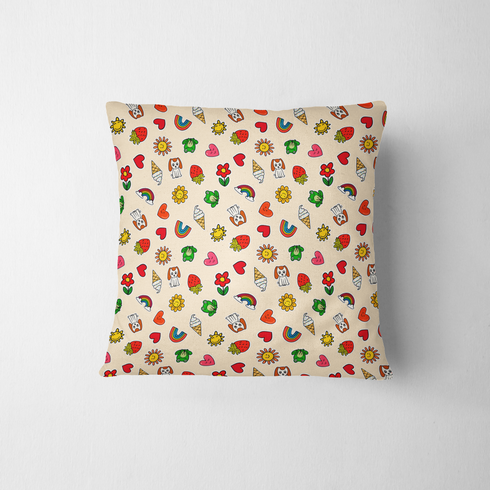 Patrón colorido de dibujos simples: corazones, fresas, arcoíris, helados, flores y pequeños animales sobre fondo beige claro. fabric pillow mockup