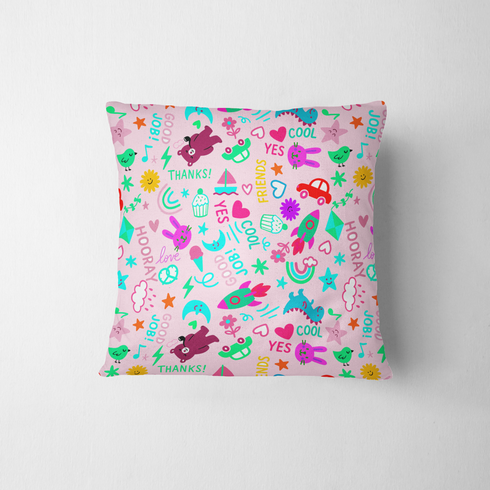 Fondo rosa con dibujos coloridos y palabras positivas como "gracias", "genial" y "amigos fabric pillow mockup