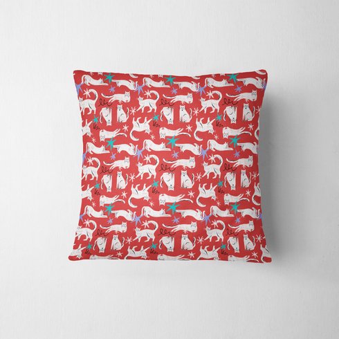 Patrón de gatos blancos dibujados a mano sobre fondo rojo con estrellas de mar azules y turquesa fabric pillow mockup