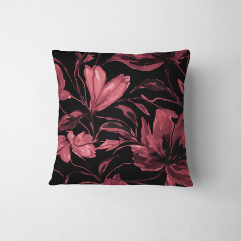 Patrón floral con flores de color rosa oscuro/burdeos sobre fondo negro, estilo artístico fabric pillow mockup