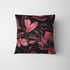 Patrón floral con flores de color rosa oscuro/burdeos sobre fondo negro, estilo artístico fabric pillow mockup