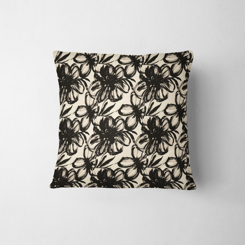 Patrón floral artístico en blanco y negro con flores grandes de trazos expresivos y hojas estilizadas. fabric pillow mockup