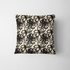 Patrón floral artístico en blanco y negro con flores grandes de trazos expresivos y hojas estilizadas. fabric pillow mockup