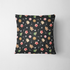 Patrón navideño con galletas decoradas en forma de estrellas, copos de nieve, árbol, casa y muñeco de jengibre sobre fondo negro. fabric pillow mockup