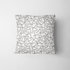 Patrón de líneas y formas abstractas en blanco y negro que asemejan horquillas o clips dispersos aleatoriamente sobre fondo claro. fabric pillow mockup