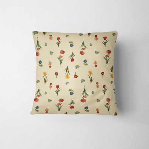 Patrón botánico con flores rojas, azules, amarillas y tulipanes sobre fondo beige claro fabric pillow mockup