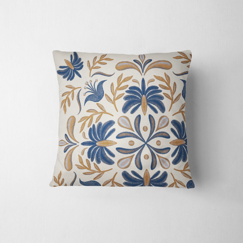 Diseño floral simétrico con motivos azules y marrón dorado en estilo folk, ornamento decorativo tradicional fabric pillow mockup