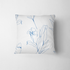 Patrón botánico de líneas azules que muestra flores y hojas en un estilo de dibujo minimalista sobre fondo blanco. fabric pillow mockup