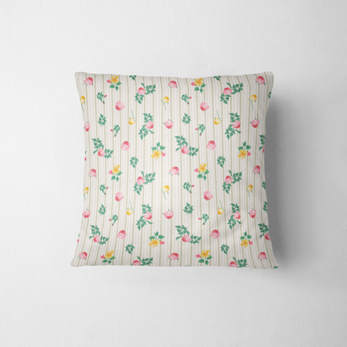 Patrón floral con rosas rosadas y amarillas sobre fondo de rayas beige y crema con hojas verdes fabric pillow mockup