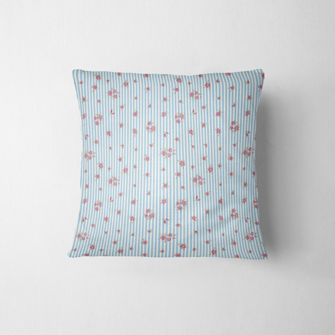 Patrón de rayas azul cielo con flores rosadas pequeñas dispersas sobre fondo blanco fabric pillow mockup